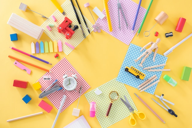 Istruzione, concetto di ritorno a scuola con spazio di copia