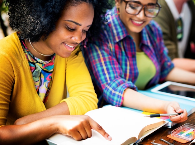 Istruzione di comunicazione dell&#39;istituto universitario che studia concetto