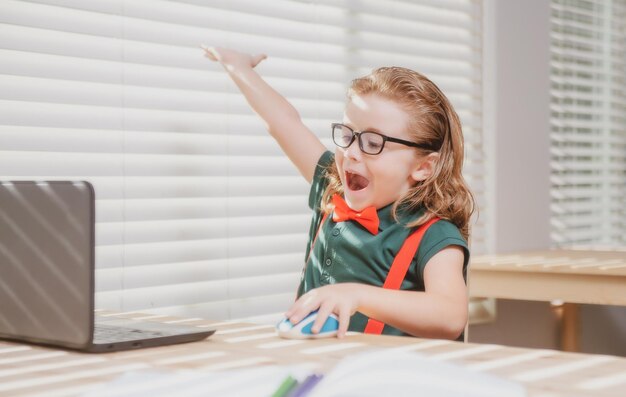 Istruzione e apprendimento a distanza per bambini che studiano a casa per bambini che guardano lezioni di istruzione online