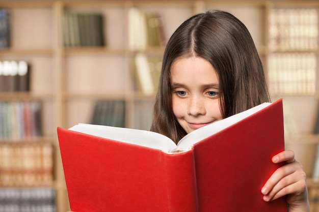 Istruzione e concetto di scuola - piccola studentessa con libro
