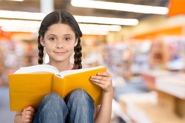 Istruzione e concetto di scuola - piccola studentessa con libro