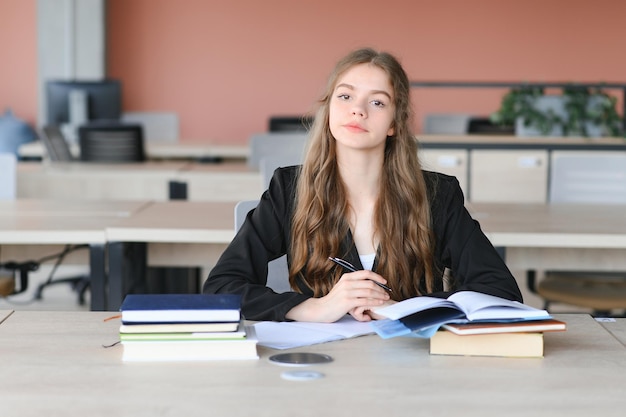 Istruzione e concetto di scuola studentessa che studia e legge il libro a scuola