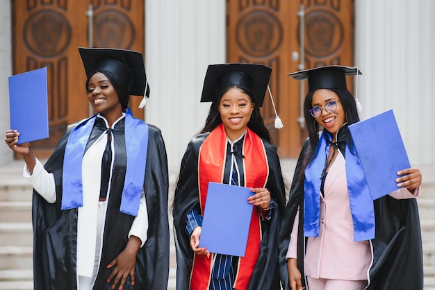 Istruzione, laurea e concetto di persone - gruppo di studenti internazionali felici.