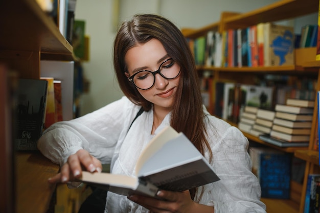 Istruzione liceo apprendimento universitario e concetto di persone Libro di lettura sorridente della ragazza dello studente