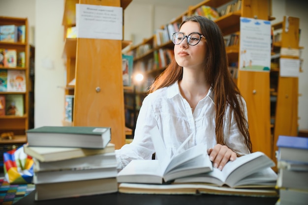 Istruzione liceo apprendimento universitario e concetto di persone Libro di lettura sorridente della ragazza dello studente