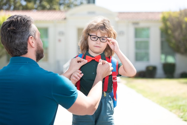 Istruzione primo giorno a scuola padre e figlio tornano da scuola valore familiare felice