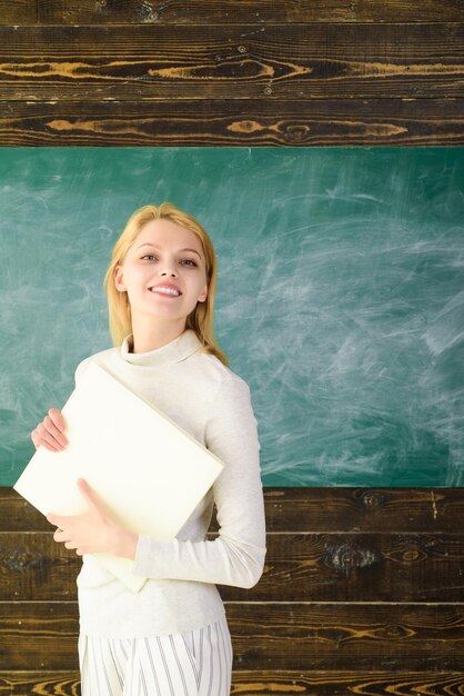 Istruzione scolastica lavoro persone concetto tema educativo ritratto di insegnante sorridente in classe