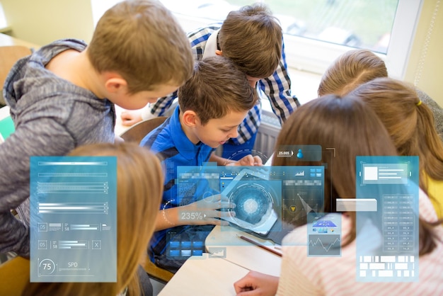 istruzione, scuola elementare, apprendimento, tecnologia e concetto di persone - gruppo di bambini con computer tablet pc che si divertono in pausa in classe su proiezioni di schermi virtuali