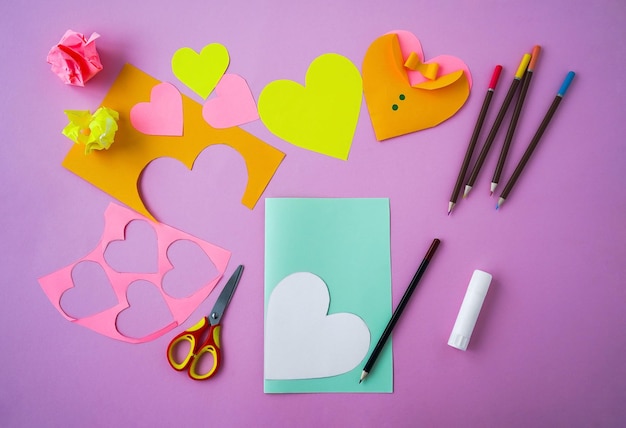 Istruzioni fai-da-te Tutorial passo dopo passo Processo di creazione Biglietto di San Valentino con cuori di carta Passaggio 1