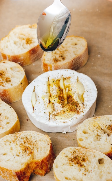 Istruzioni per il camembert al formaggio al forno fai da te passo dopo passo. aggiungere l'olio d'oliva. formaggio con muffa bianca.