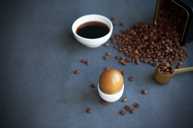 Istruzioni su come colorare le uova di Pasqua con colorante naturale. Colore marrone dal caffè. Copia spazio. Sfondo grigio