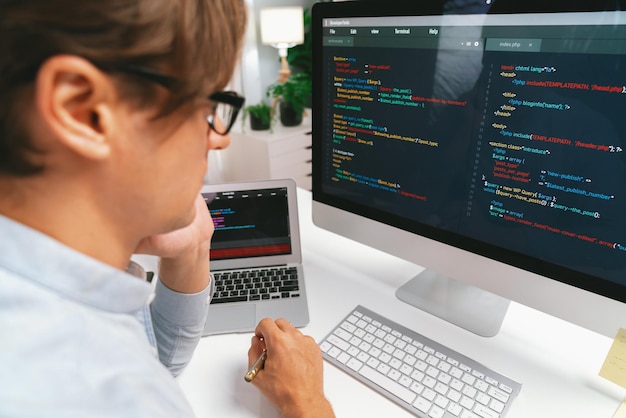 IT che cerca lo sviluppo di software online su pc allineare il portatile di lavoro Pecuniary
