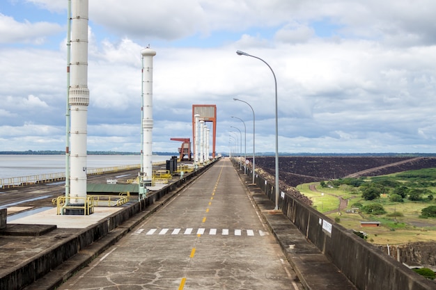 Itaipu Binacional centrale idroelettrica a Foz do Iguazu Brasile al confine con il Paraguay