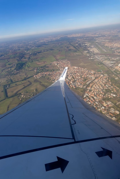 Italia; 21 gennaio 2015, aereo in volo sopra la città di Roma - EDITORIALE