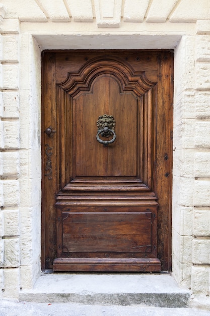 Italia. Antico battente sulla vecchia porta di legno.