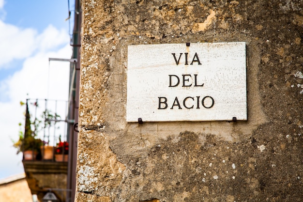 Italia - Città di Pienza. Il cartello stradale di Via del Bacio