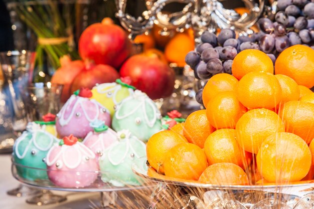 Italia. Disposizione dei tavoli di lusso con frutta di stagione e dolci della tradizione siciliana.