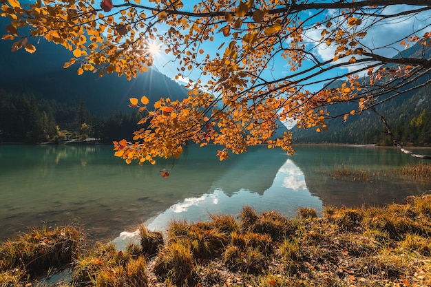 Italia. Dolomiti e un piccolo lago, paesaggio autunnale.