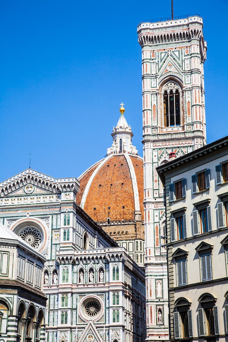 Foto italia, firenze. il famoso punto di riferimento campanile di giotto, vicino al duomo di firenze