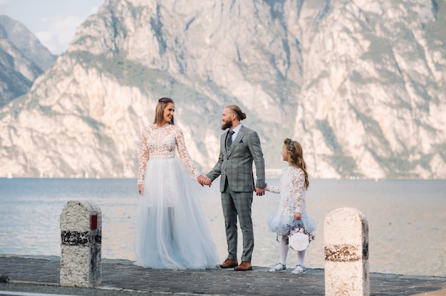 Italia, Lago di Garda. Bella famiglia sulle rive del lago di Garda in Italia ai piedi delle Alpi. Padre, madre e figlia in Italia