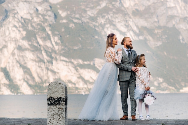 Italia, Lago di Garda. Bella famiglia sulle rive del lago di Garda in Italia, ai piedi delle Alpi. Padre, madre e figlia in Italia.