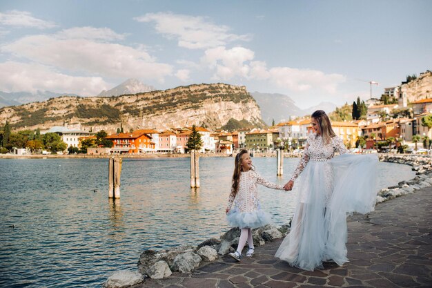 Italia, Lago di Garda.Madre e figlia alla moda sulle rive del lago di Garda in Italia, ai piedi delle Alpi. madre e figlia in Italia.