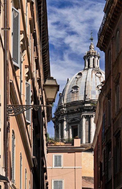 ITALIA Lazio Roma Vecchi edifici e la cupola di una chiesa in Via dei Coronari