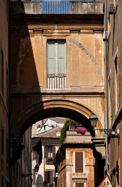 ITALIA Lazio Roma vecchi edifici in Via dell'Arco del Monte vicino al fiume Tevere