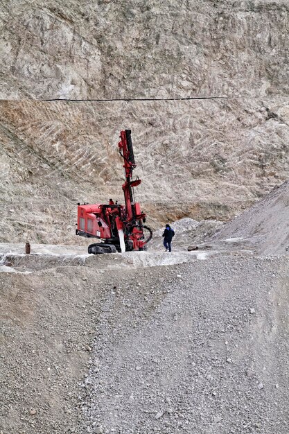 Italia, Maddaloni (Napoli), escavatore industriale in una cava di pietra