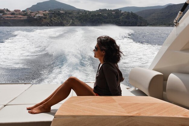 Italia Mar Tirreno Isola di Capraia vista della costa rocciosa da uno yacht di lusso