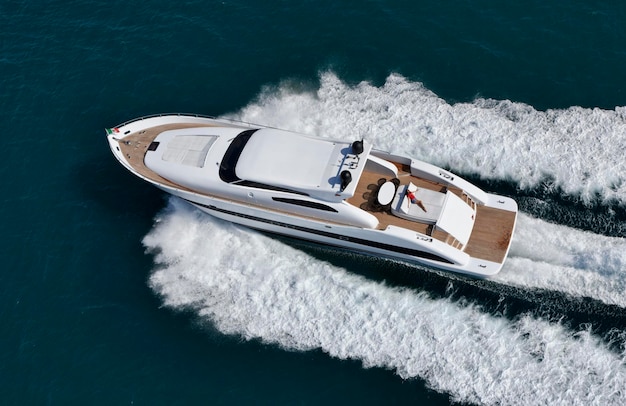 Italia, mare Tirreno, al largo della costa di Viareggio, Tecnomar Velvet 90' yacht di lusso, vista aerea