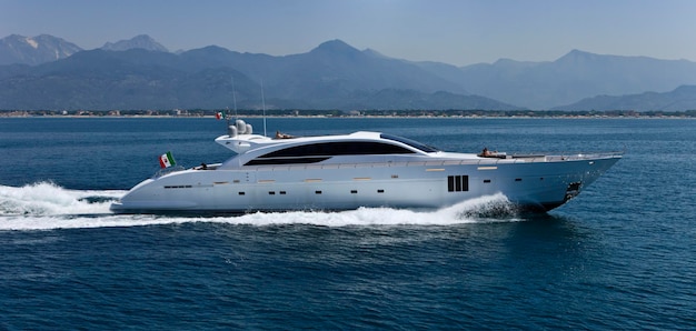 Italia, mare Tirreno, al largo di Viareggio, Toscana, yacht di lusso Tecnomar 36 (36 metri), vista aerea