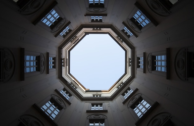 Italia, Milano. Interno di un antico palazzo, guardando il cielo con un obiettivo grandangolare da 16 mm.