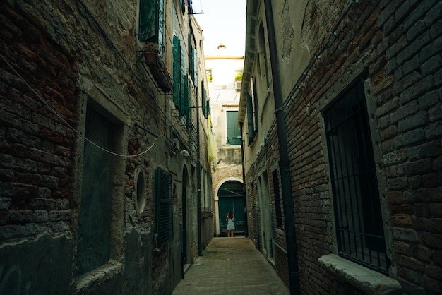 Italia nov 2021 Il paesaggio urbano e l'architettura di Venezia Canale urbano e barche su di esso