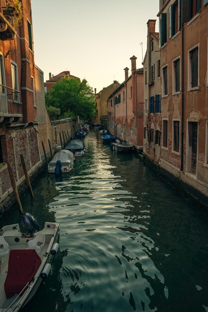 Italia nov 2021 Il paesaggio urbano e l'architettura di Venezia Canale urbano e barche su di esso