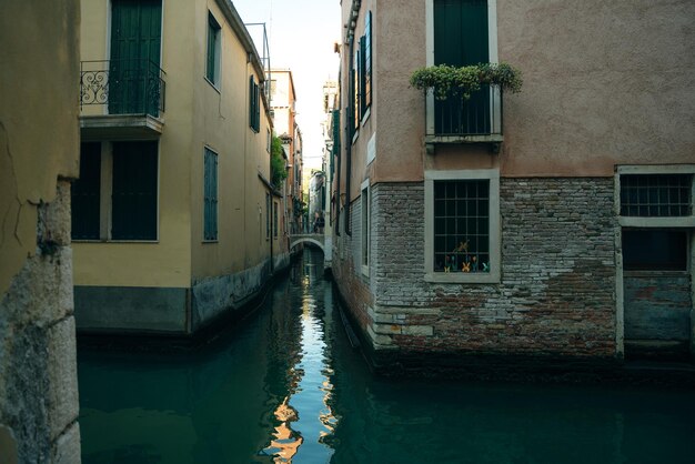 Italia nov 2021 Il paesaggio urbano e l'architettura di Venezia Canale urbano e barche su di esso