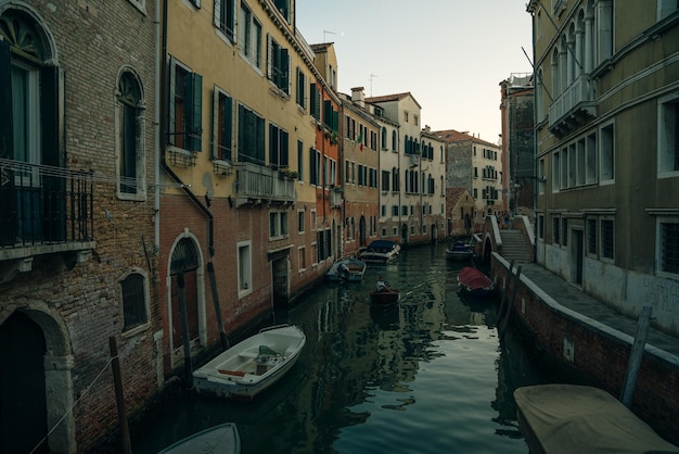 Italia nov 2021 Il paesaggio urbano e l'architettura di Venezia Canale urbano e barche su di esso