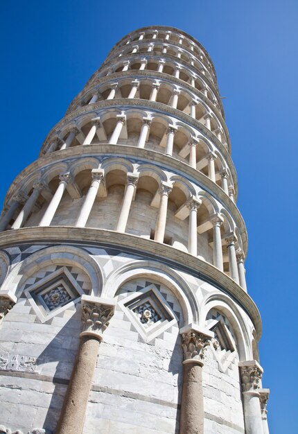 Italia - Pisa. La famosa torre pendente su uno sfondo blu perfetto