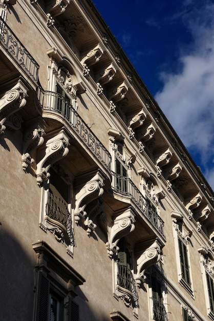 Italia, Roma, vecchia facciata di edificio vicino a Piazza Venezia