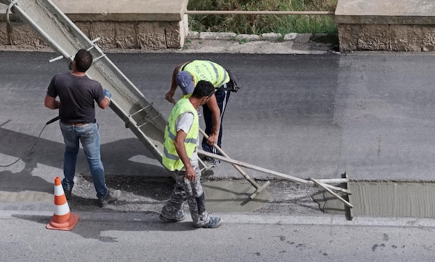 Italia, Sicilia; 12 maggio 2016, uomini al lavoro per riparare una strada - EDITORIALE