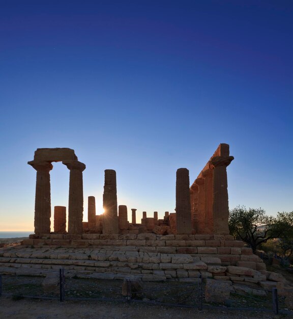 Italia Sicilia Agrigento Valle dei Templi Greci Tempio di Giunone 480420 aC al tramonto