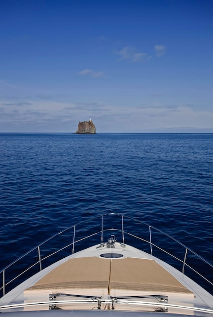Italia Sicilia Isola di Stromboli Strombolicchio rock yacht di lusso Abacus 52' cantiere Abacus