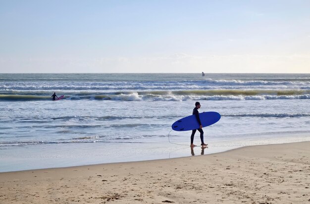 Italia, Sicilia, Mar Mediterraneo, Marina di Ragusa (Provincia di Ragusa); 4 dicembre 2021, surfisti in mare - EDITORIAL