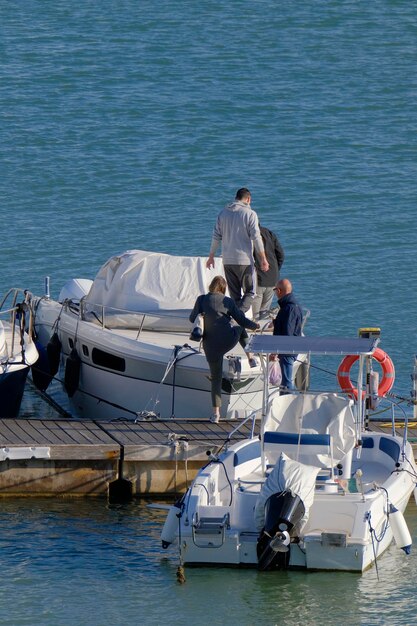 Italia Sicilia Mar Mediterraneo Marina di Ragusa Provincia di Ragusa persone e yacht di lusso nel porto