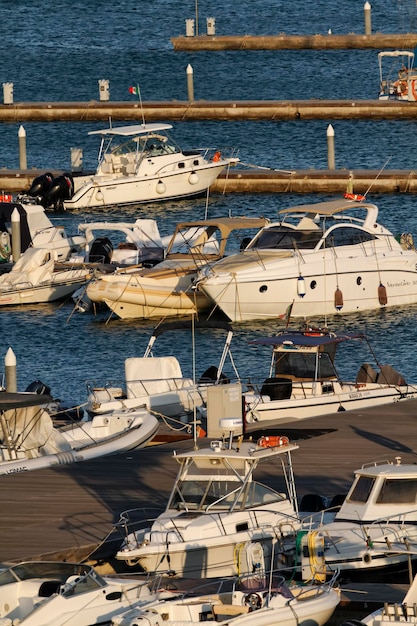 Italia, Sicilia, Mar Mediterraneo, Marina di Ragusa, vista di yacht di lusso nel porto turistico al tramonto