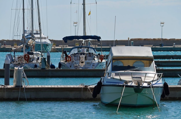 Italia, Sicilia, Mar Mediterraneo, Marina di Ragusa, vista di yacht di lusso nel porto turistico