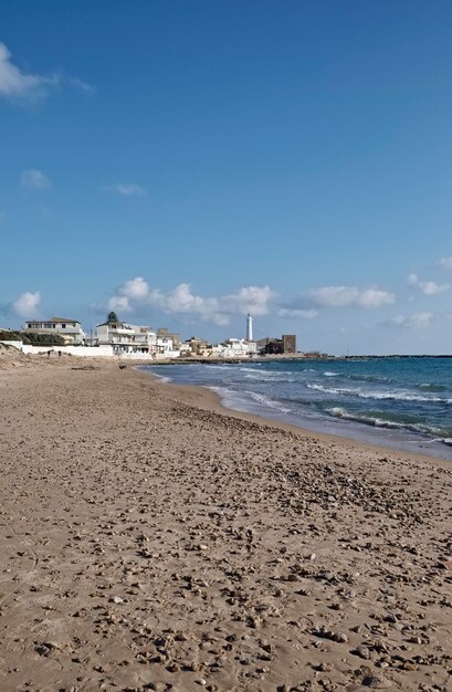 Italia, Sicilia, mare Mediterraneo, Punta Secca (provincia di Ragusa), vista sulla spiaggia e sul faro della piccola città