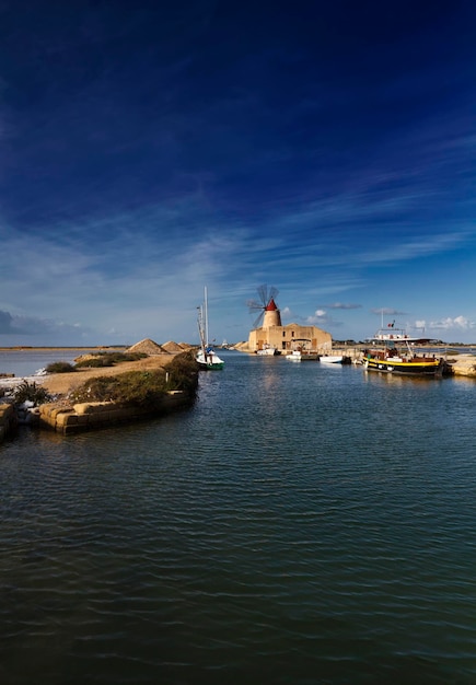 Italia, Sicilia, Marsala (Trapani), Mozia saline e mulino a vento