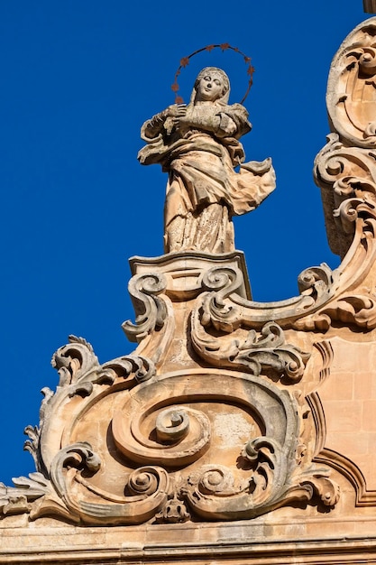 Italia Sicilia Modica Provincia di Ragusa Cattedrale di San Pietro facciata barocca e statua religiosa del XVIII secolo aC