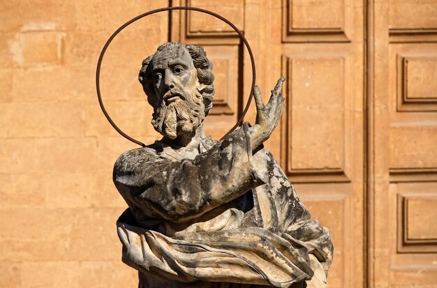 Italia Sicilia Modica Provincia di Ragusa Cattedrale di San Pietro facciata barocca e statua religiosa del XVIII secolo aC